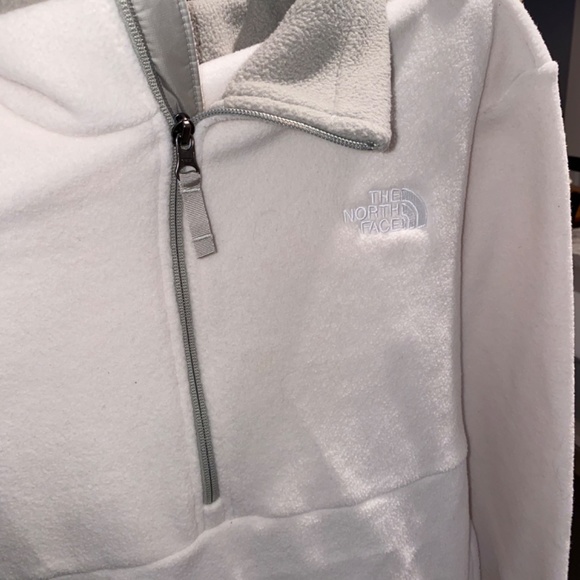 Men’s Cream and Sage Green North Face Fleece Pullover Size Medium - Picture 3 of 3